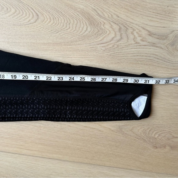 Athleta cropped black leggings w pocket & textured pattern side panel - size S - Picture 8 of 9